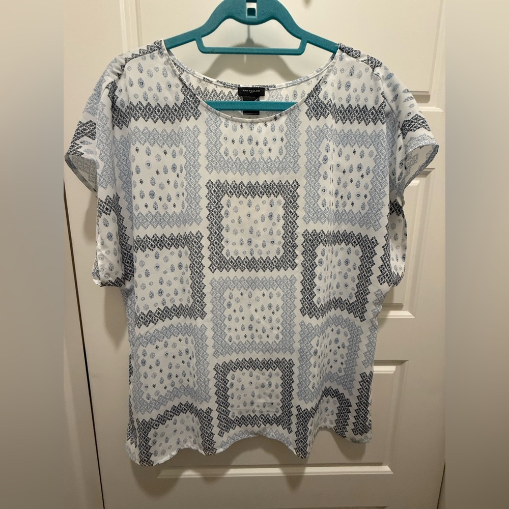 Ann Taylor Blue Patchwork Print Loose Cap Sleeve Blouse. Size Large.